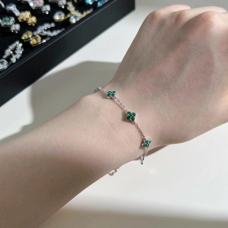 Brățară din argint elegantă cu detalii florale și pietre verzi strălucitoare – Alice – Design elegant de la Masiri.ro