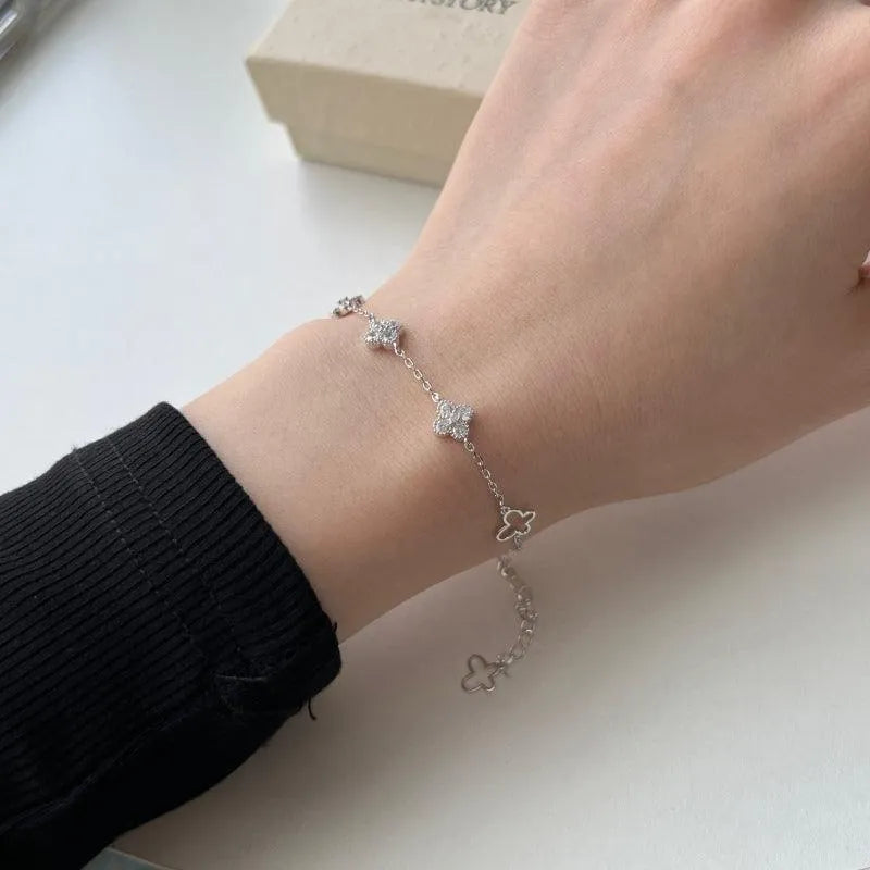 Brățară din argint elegantă cu detalii florale și pietre strălucitoare – Natalie – Design elegant de la Masiri.ro
