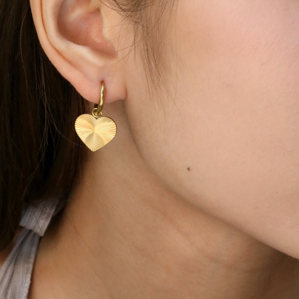 Cercei Gold Heart Glow1