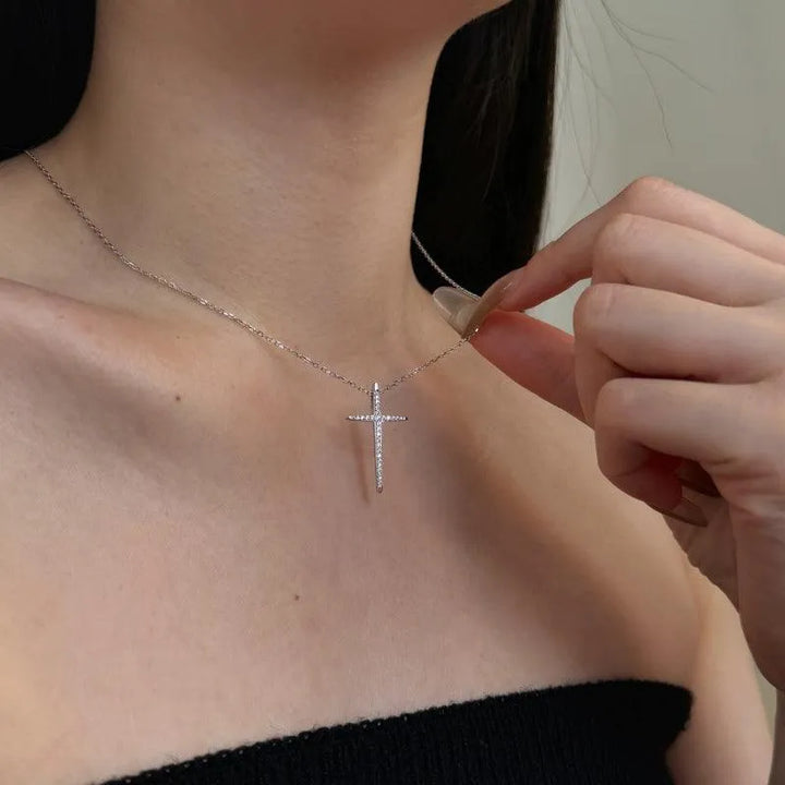 Colier din argint cu pandantiv cruce minimalistă cu zirconii – Audrey – Design elegant de la Masiri.ro