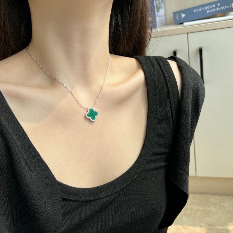Colier din argint cu pandantiv trifoi verde – Hannah – Design elegant de la Masiri.ro